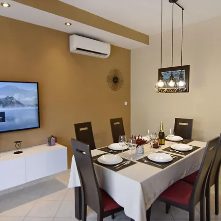 Grosse In Mit Terrasse Und Grill By Interhome *